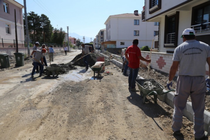 Refik Aras Sokakta Çalışmalar Devam Ediyor